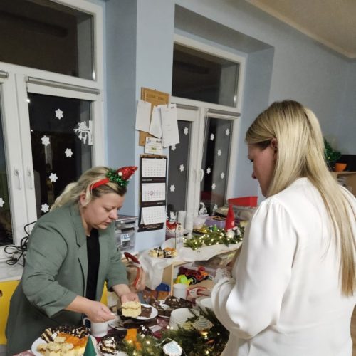 Krasnale ubierają choinkę.05