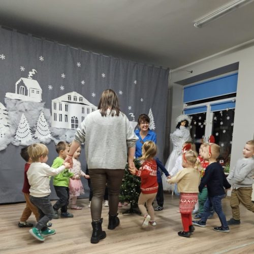 Krasnale ubierają choinkę.10