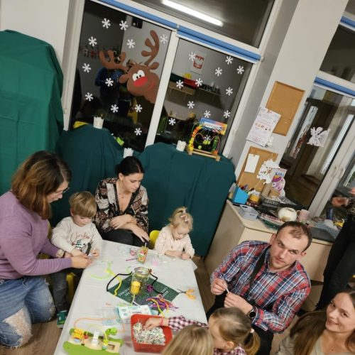 Krasnale ubierają choinkę.12