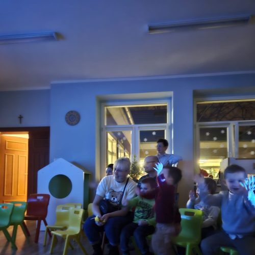 Krasnale ubierają choinkę.13