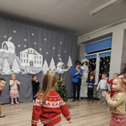 Krasnale ubierają choinkę.15