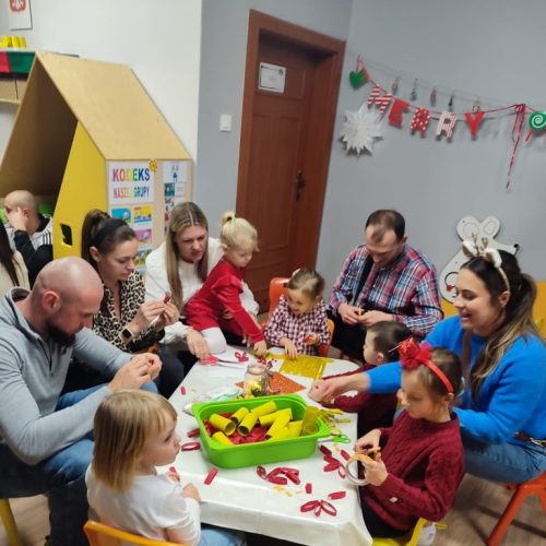Krasnale ubierają choinkę.17