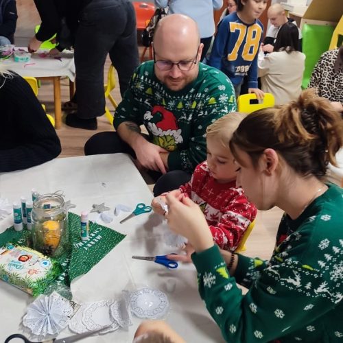 Krasnale ubierają choinkę.20