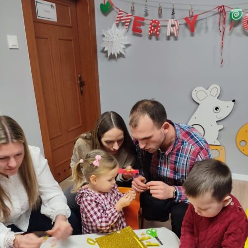 Krasnale ubierają choinkę.21