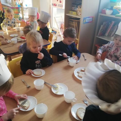 Krasnoludki gotują z Kicią Kocią.06