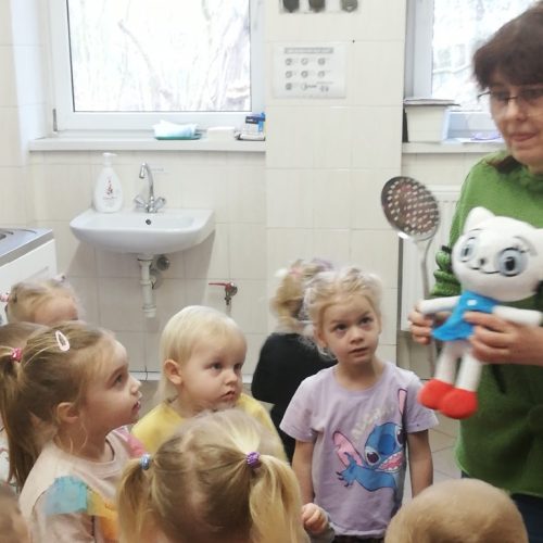 Krasnoludki gotują z Kicią Kocią.09