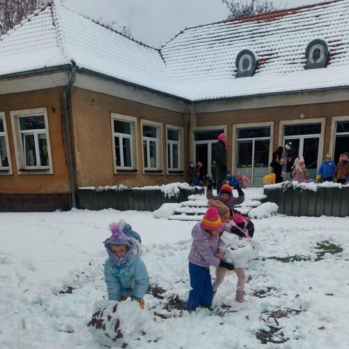 Pierwsze zabawy na śniegu4